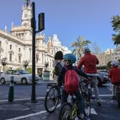 Una familia en bicicleta circula por València	