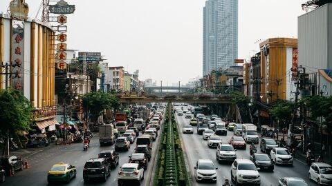 coches en un atasco en ciudad asi&aacute;tica