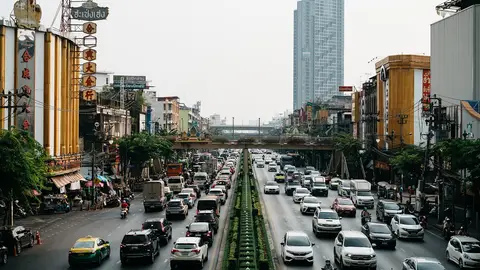 coches en un atasco en ciudad asiática coches en un atasco en ciudad asiática