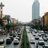 coches en un atasco en ciudad asiática coches en un atasco en ciudad asiática