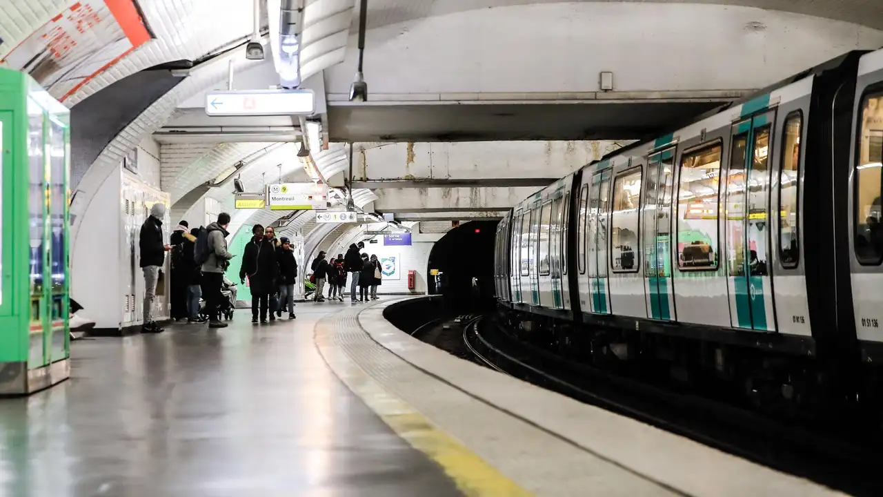 Pasajeros esperan el metro en la estación Nation durante una nueva jornada de huelga nacional liderada por sindicatos franceses. Pasajeros esperan el metro en la estación Nation durante una nueva jornada de huelga nacional liderada por sindicatos franceses.