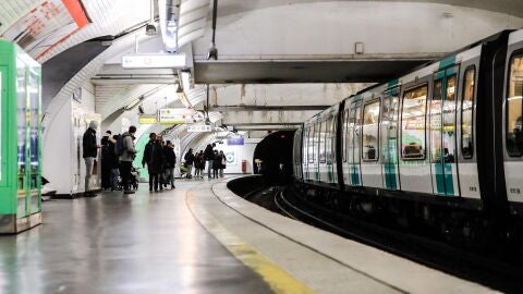 Pasajeros esperan el metro en la estaci&oacute;n Nation durante una nueva jornada de huelga nacional liderada por sindicatos franceses