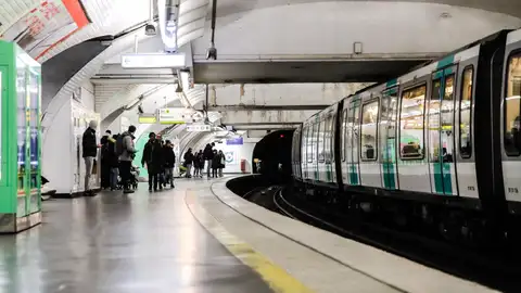 Pasajeros esperan el metro en la estación Nation durante una nueva jornada de huelga nacional liderada por sindicatos franceses. Pasajeros esperan el metro en la estación Nation durante una nueva jornada de huelga nacional liderada por sindicatos franceses
