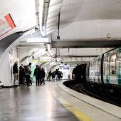 Pasajeros esperan el metro en la estación Nation durante una nueva jornada de huelga nacional liderada por sindicatos franceses.