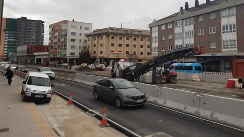 Obras en la N VI en Perillo, a la altura del Solymar Ahora se cortan los carriles centrales.