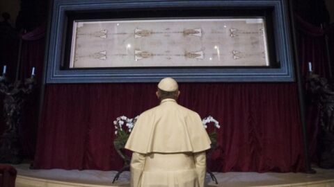 El papa Francisco frente a la S&aacute;bana Santa