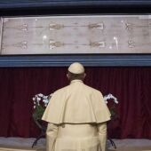 El papa Francisco frente a la Sábana Santa