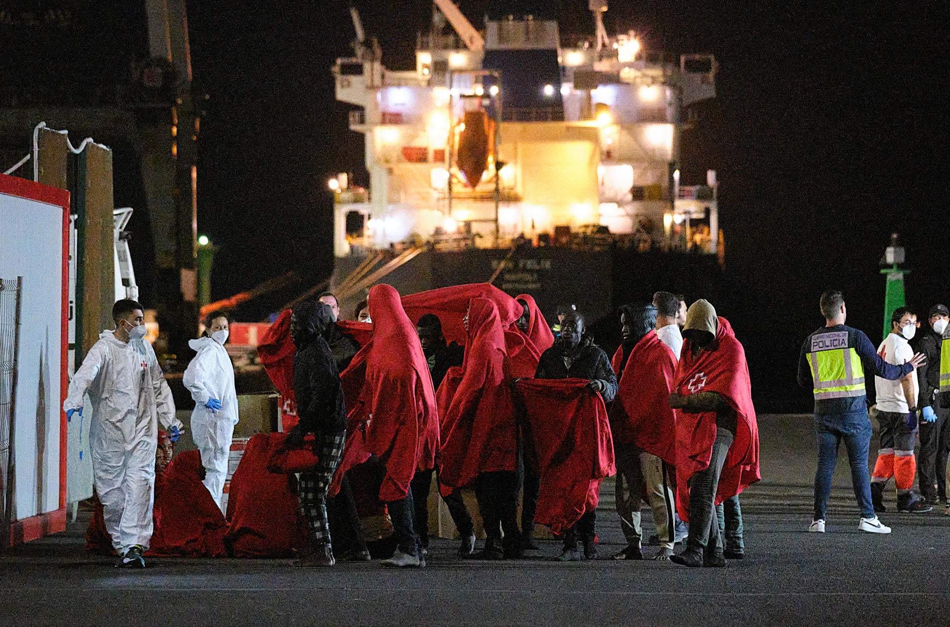 Rescatan a 158 migrantes a bordo de tres pateras en aguas de Fuerteventura y Lanzarote en las últimas horas Rescatan a 158 migrantes a bordo de tres pateras en aguas de Fuerteventura y Lanzarote en las últimas horas