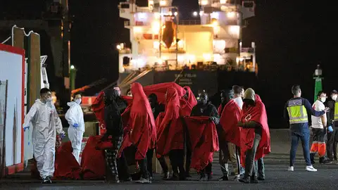 Rescatan a 158 migrantes a bordo de tres pateras en aguas de Fuerteventura y Lanzarote Rescatados en el Puerto del Rosario (Fuerteventura)