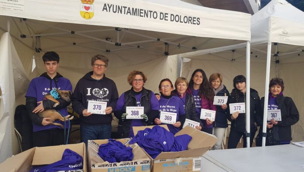 Participantes en la marcha por el Día de la mujer celebrada en Dolores