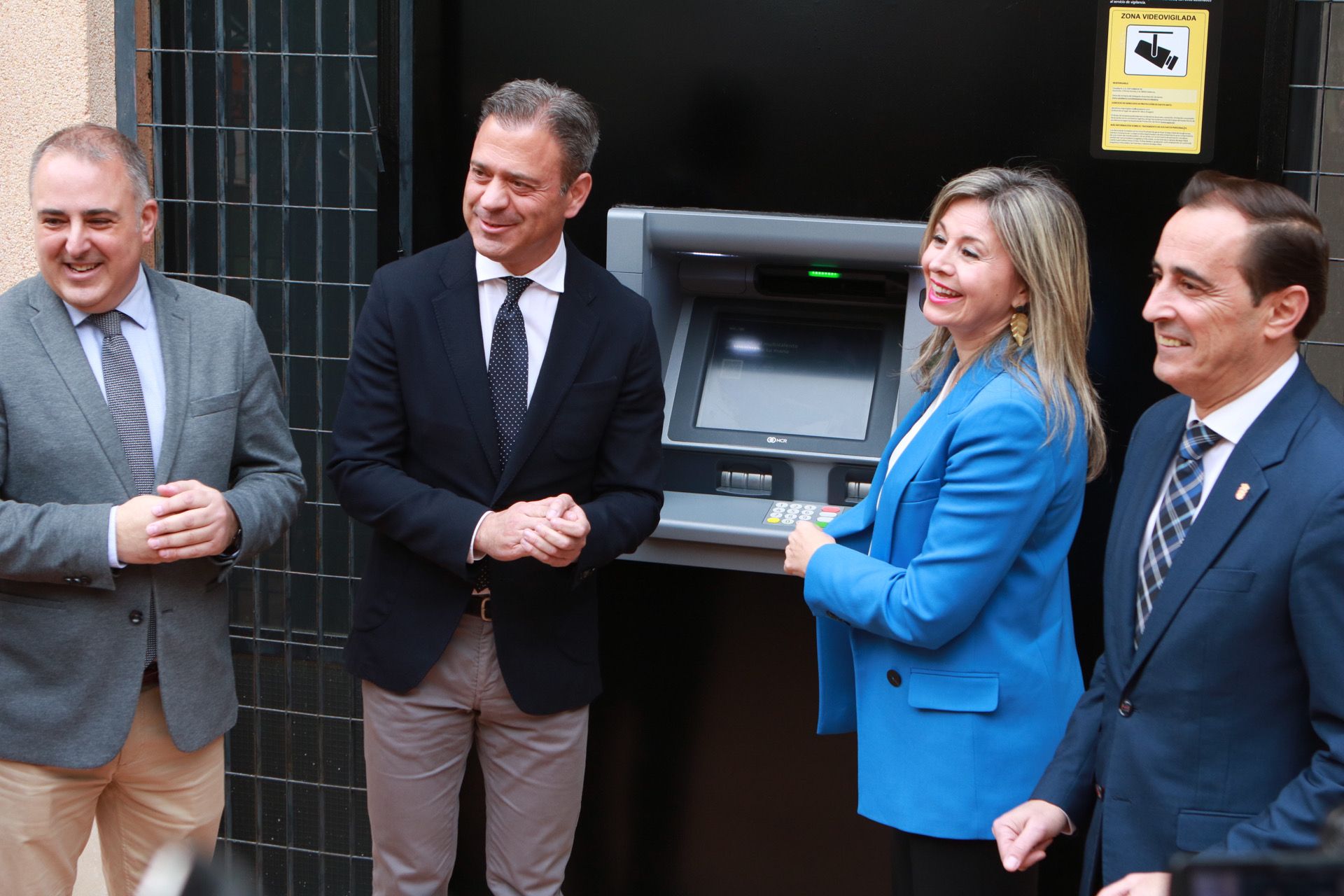 La Comunidad instala trece cajeros automáticos para combatir la exclusión financiera en zonas rurales La Comunidad instala trece cajeros automáticos para combatir la exclusión financiera en zonas rurales