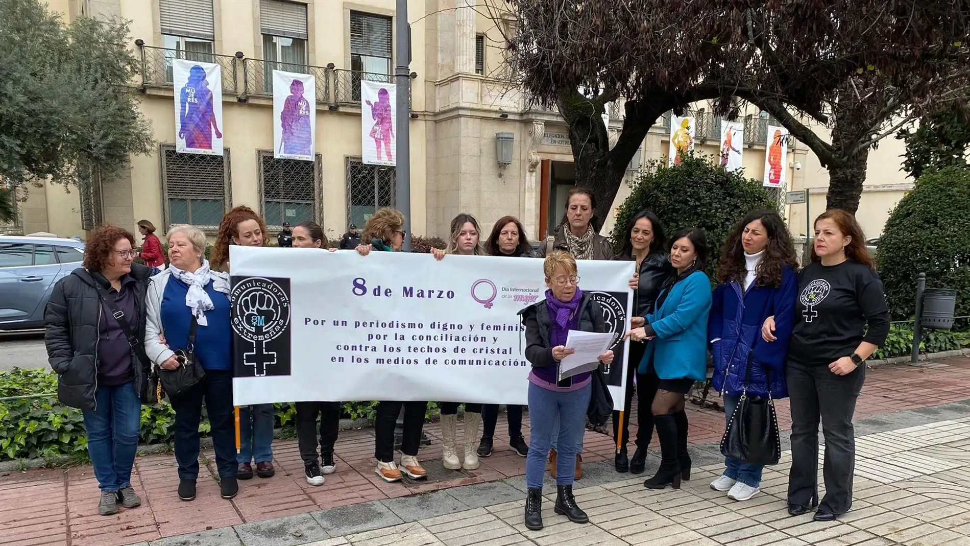 Periodistas lamentan en una concentración en Badajoz la minoría femenina en puestos de responsabilidad en los medios