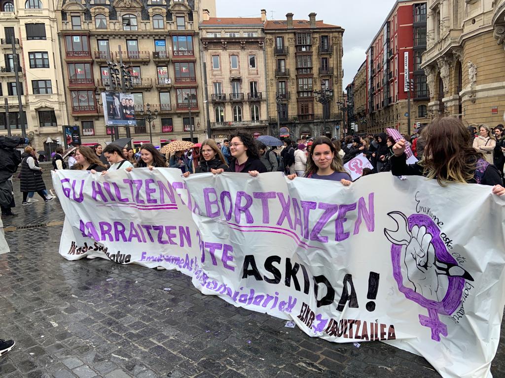 Bizkaia se tiñe de morado en el 8-M Bizkaia se tiñe de morado en el 8-M