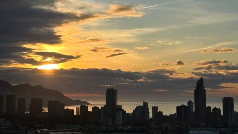 amanecer benidorm poco nuboso