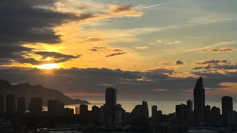 amanecer benidorm poco nuboso amanecer benidorm poco nuboso