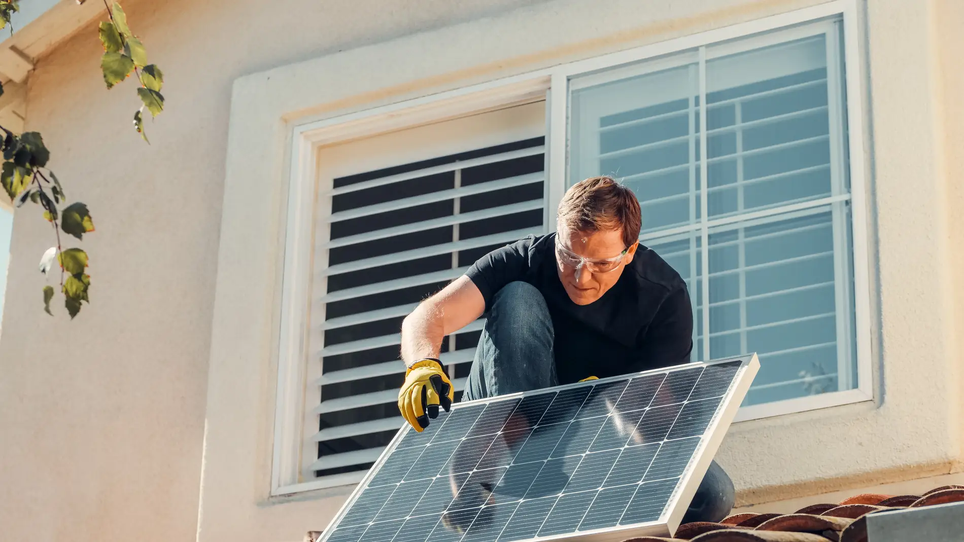 Imagen de archivo de un hombre instalando placas solares