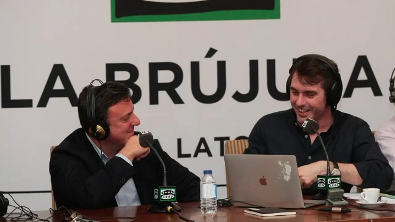 Imagen de un momento de la entrevista de Rafa Latorre al secretario xeral del PSdG y presidente de la Diputación de A Coruña, Valentín Glez, Formoso. Twitter Imagen de un momento de la entrevista de Rafa Latorre al secretario xeral del PSdG y presidente de la Diputación de A Coruña, Valentín Glez, Formoso. Twitter