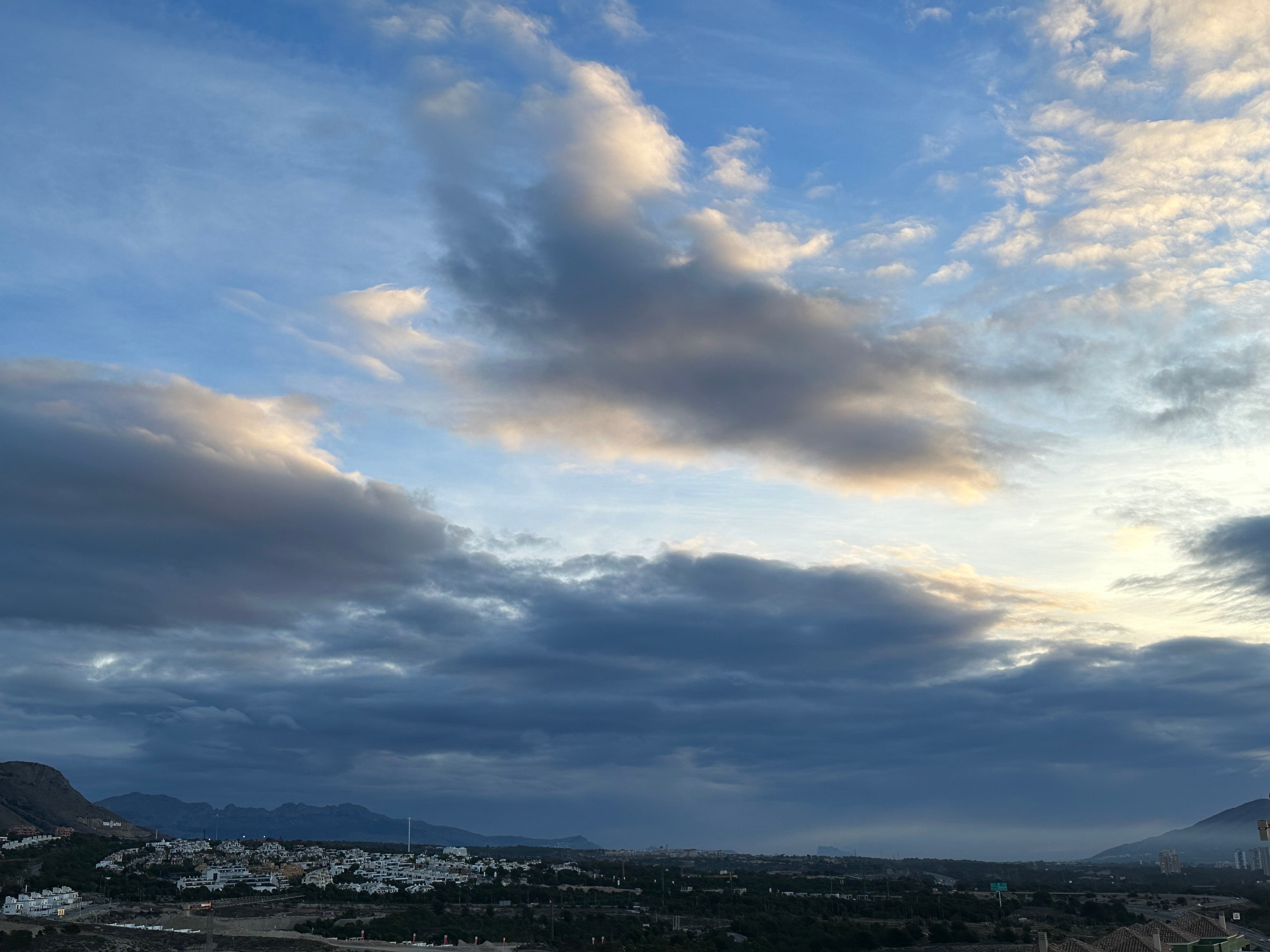 Intervalos nubosos para este lunes en Benidorm, La Vila Joiosa y L'Alfàs del Pi Intervalos nubosos para este lunes en Benidorm, La Vila Joiosa y L'Alfàs del Pi