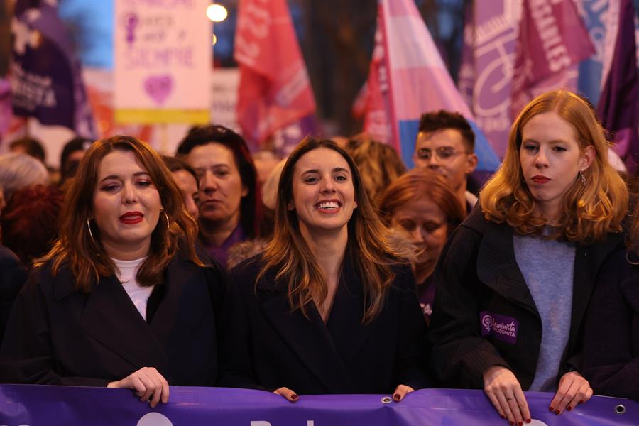 Irene Montero, vitoreada en la manifestación del 8M y gritos de dimisión en la de Movimiento Feminista Irene Montero, vitoreada en la manifestación del 8M y gritos de dimisión en la de Movimiento Feminista