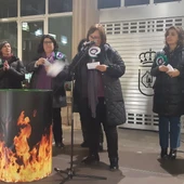 Quema simbólica de las desigualdades que sufren las mujeres Quema simbólica de las desigualdades que sufren las mujeres