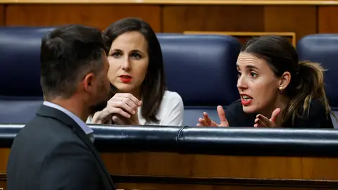 Ione Belarra e Irene Montero durante la reforma de la ley del 'sólo sí es sí' en el Congreso Ione Belarra e Irene Montero durante la reforma de la ley del 'sólo sí es sí' en el Congreso