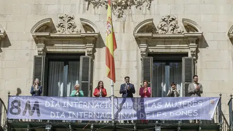 "Igualdad real" la reivindicación del consistorio de Alicante en el homenaje a las mujeres con motivo del 8M Pancarta del 8M en el Ayuntamiento del Alicante