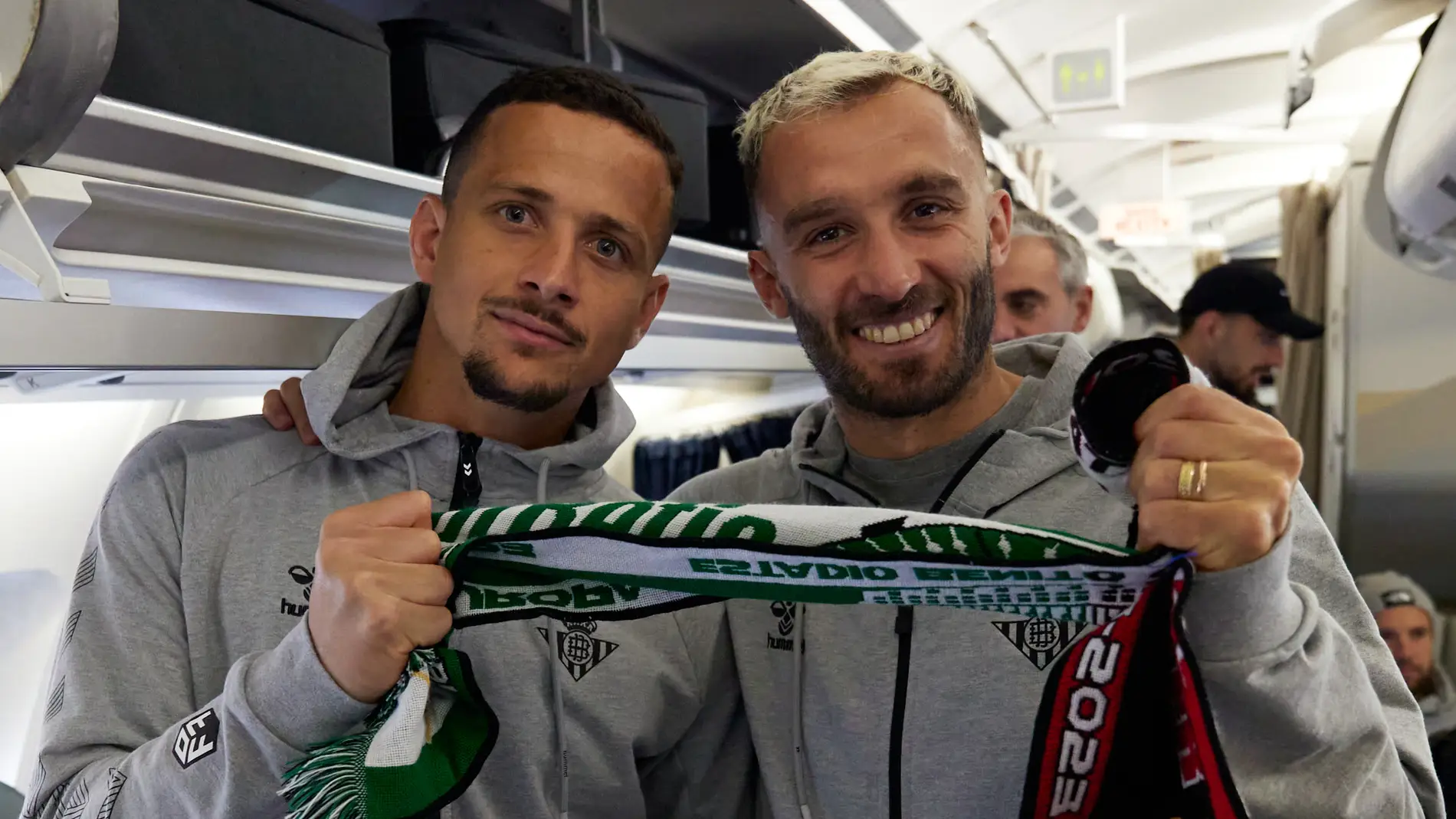 Luiz Felipe y Pezzella posan con una bufanda en el avión.