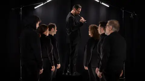 Esta semana tomamos a última co director teatral lalinense, Alex Sampayo. "Hamelin" é a nova produción da súa compañía, "Redrum Teatro" "Hamelin é unha proposta escénica que pon o foco na infancia e nos abusos que sofre"
