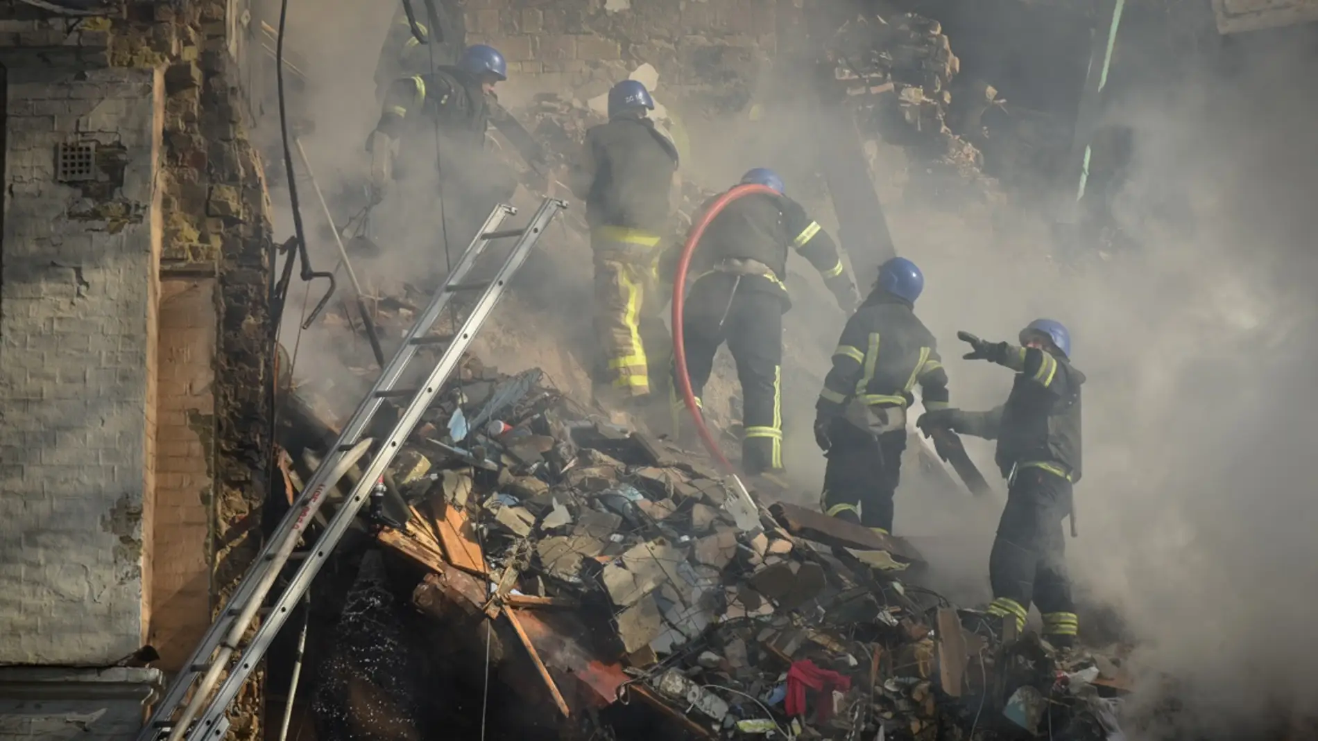 Imagen del trabajo de los rescatadores en Ucrania tras un bombardeo ruso.