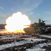 Una imagen tomada de un video publicado este 7 de marzo muestra un tanque de batalla ruso T-90 disparando contra un lugar no revelado en la región de Donetsk, en Ucrania