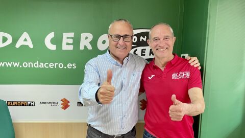 El concejal de Deportes, Vicente Alberola, y el presidente del Decatl&oacute;n Elche, Jos&eacute; Valeriano Zapata, en su entrevista en Onda Cero Elche sobre la Media Marat&oacute;n de Elche.