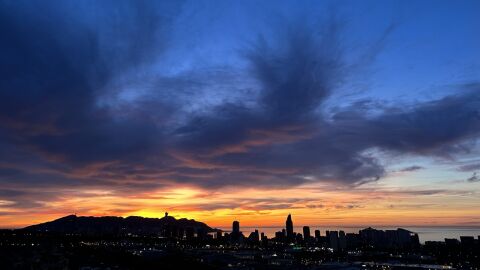 amanecer nubes altas benidorm marina baixa