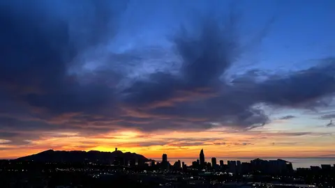 amanecer nubes altas benidorm marina baixa amanecer nubes altas benidorm marina baixa