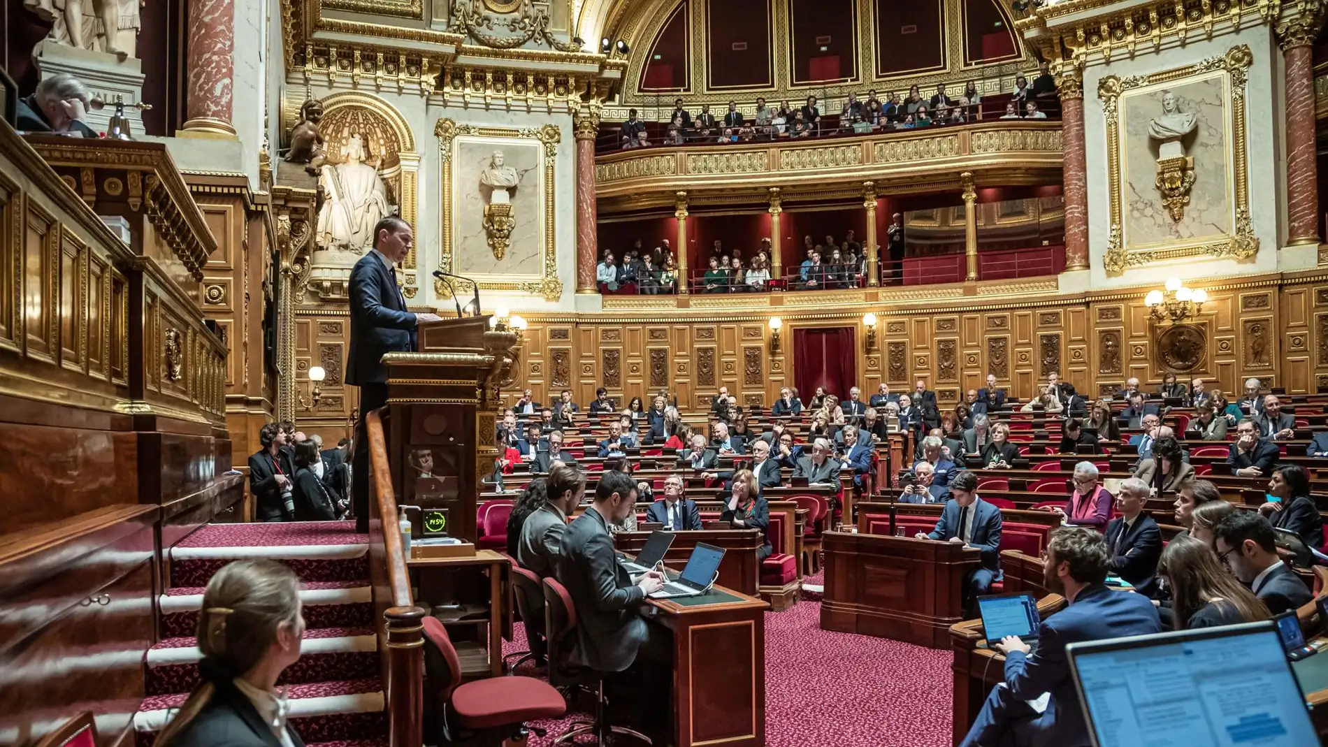 El ministro de Trabajo francés, Olivier Dussopt, durante su ponencia en el Senado exponiendo el proyecto de ley el pasado 2 de febrero