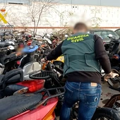 La Guardia Civil desarticula en Torrevieja una banda que robaba vehículos a motor en las provincias de Alicante y Murcia La Guardia Civil desarticula en Torrevieja una banda que robaba vehículos a motor en las provincias de Alicante y Murcia
