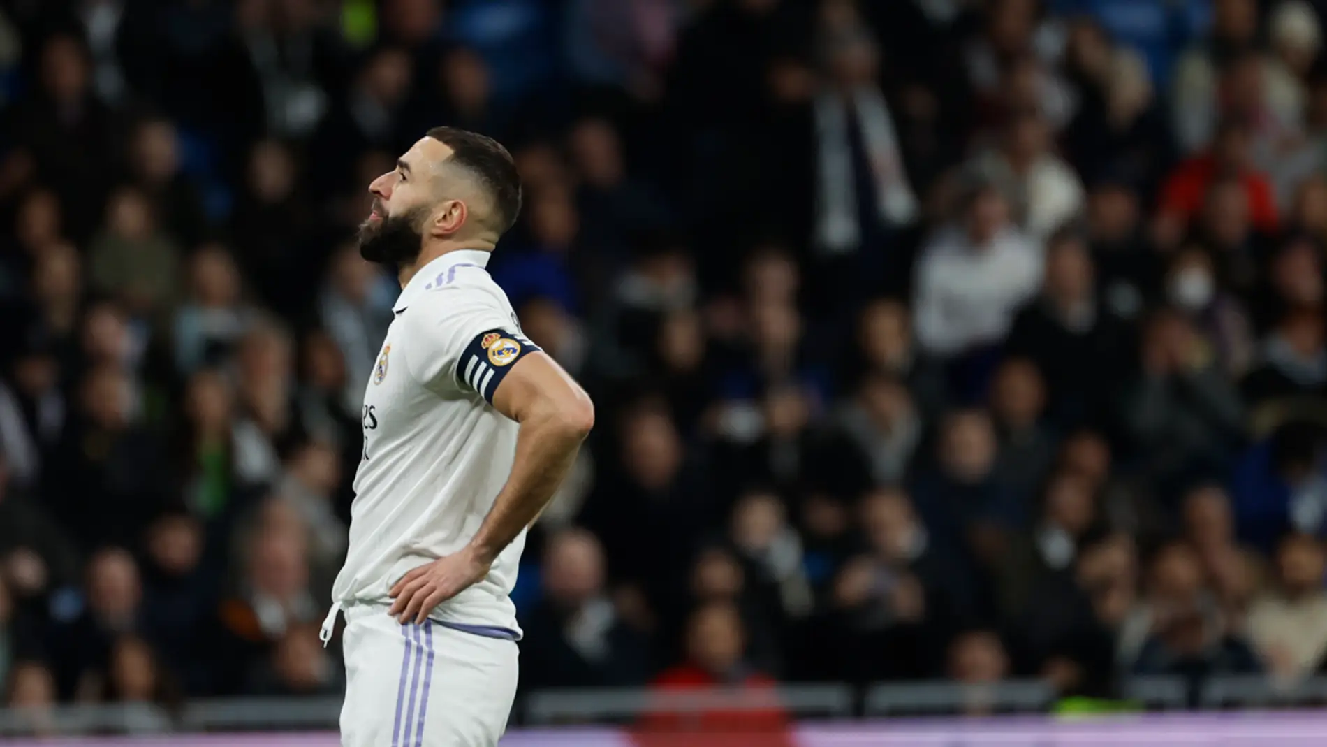 Benzema se lamenta durante un partido del Real Madrid