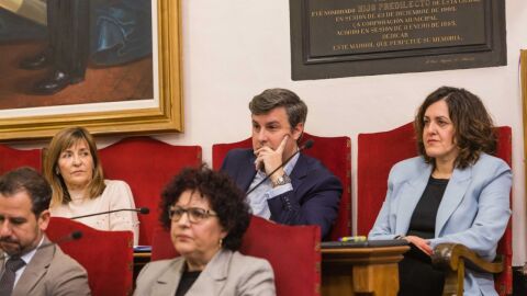 Eva Crisol junto a Eduardo Garc&iacute;a-Ontiveros en el pleno municipal del mes de febrero.