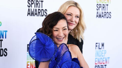Las actrices Cate Blanchett y Michelle Yeoh posan en el photocall de los Spirit Awards 2023