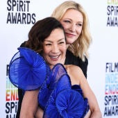 Las actrices Cate Blanchett y Michelle Yeoh posan en el photocall de los Spirit Awards 2023