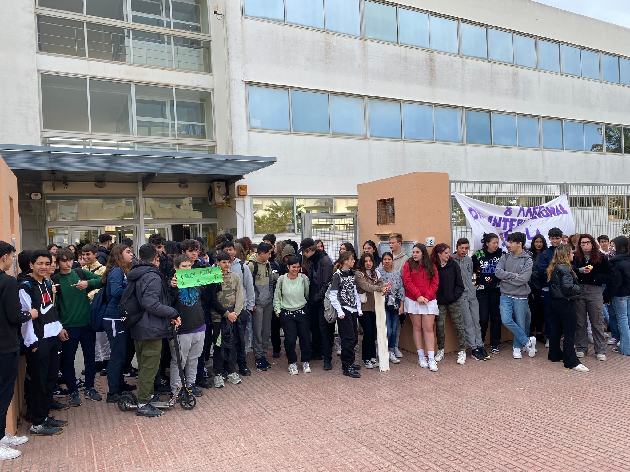 Los alumnos y la comunidad educativa del IES Xarc se movilizan para pedir mejoras urgentes en el centro Los alumnos y la comunidad educativa del IES Xarc se movilizan para pedir mejoras urgentes en el centro