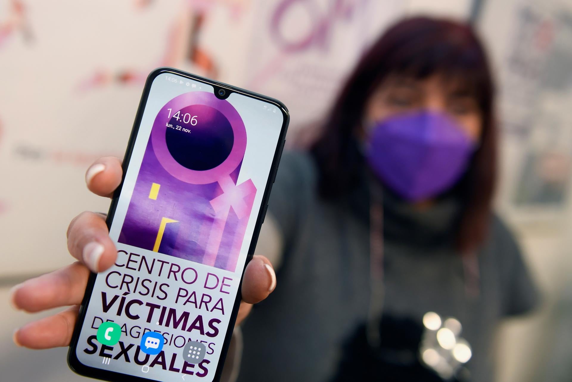La Policía Nacional ha identificado, hasta el momento, a 10 menores de edad como presuntos autores de la difusión de imágenes de falsos desnudos de, al menos, 22 chicas La Policía Nacional ha identificado, hasta el momento, a 10 menores de edad como presuntos autores de la difusión de imágenes de falsos desnudos de, al menos, 22 chicas