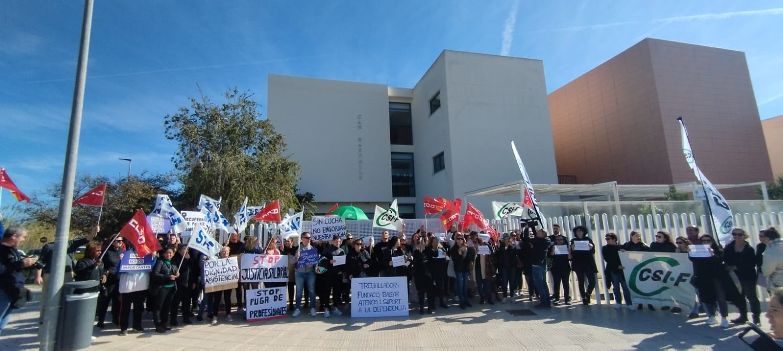 Los trabajadores de las residencias de Ibiza se concentran para pedir que les suban el sueldo Los trabajadores de las residencias de Ibiza se concentran para pedir que les suban el sueldo