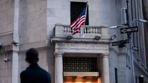 Una persona pasa frente a la entrada de la Bolsa de Valores de Nueva York, en una fotografía de archivo. Una persona pasa frente a la entrada de la Bolsa de Valores de Nueva York, en una fotografía de archivo.
