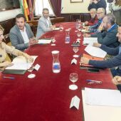 Instantes de la Ministra de Trabajo con el alcalde de Cádiz y el sector sindical industrial