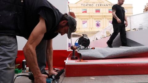 Operarios ultiman preparativos para colocar la alfombra roja delante del Teatro Cervantes de M&aacute;laga