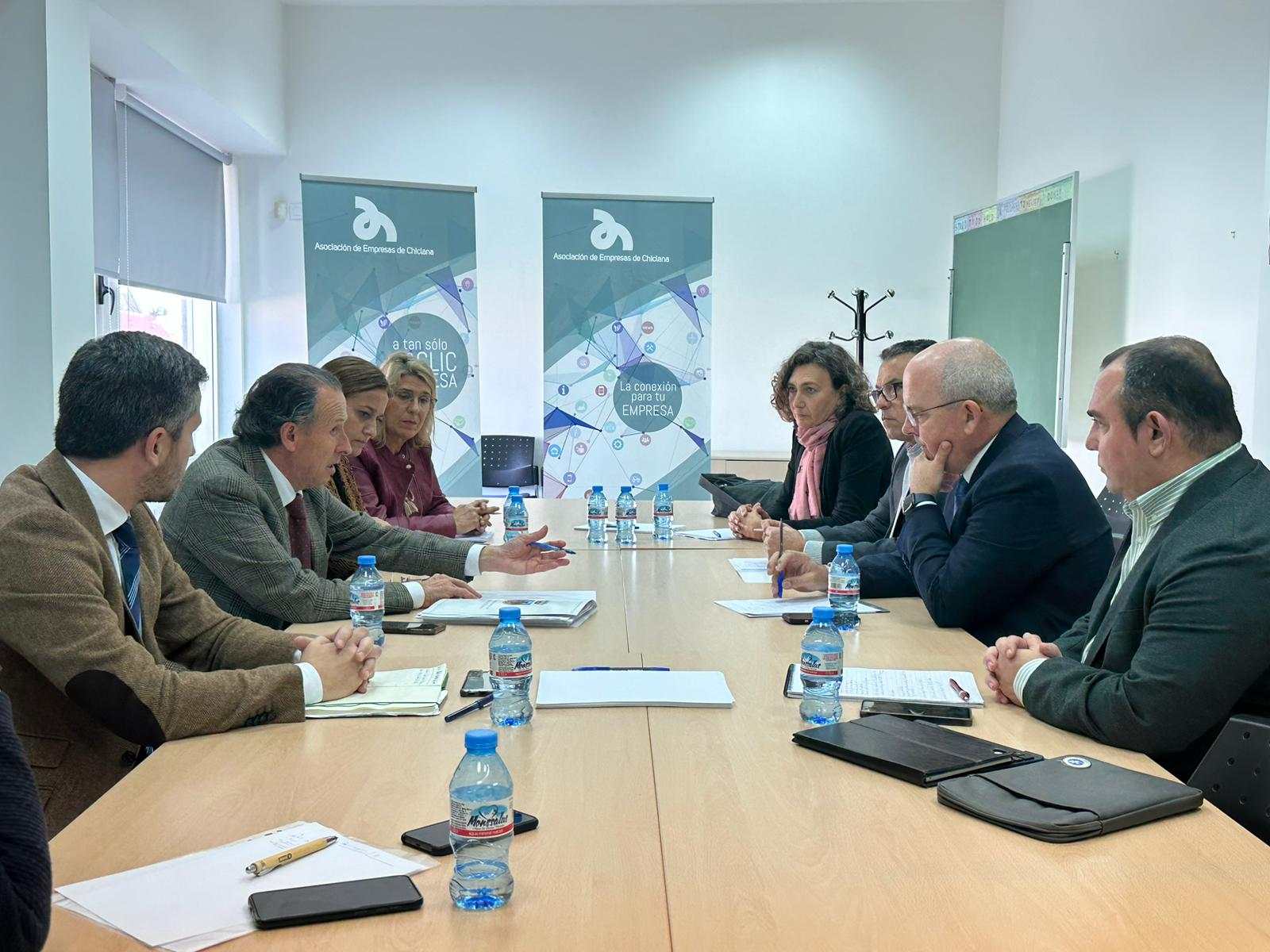 Empresarios de Chiclana y Ayuntamiento reclaman la inversión autonómica en la carretera de Los Barrancos Empresarios de Chiclana y Ayuntamiento reclaman la inversión autonómica en la carretera de Los Barrancos