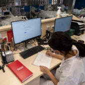 Una sanitaria del Hospital Clínic trabaja tomando notas a mano tras el ciberataque