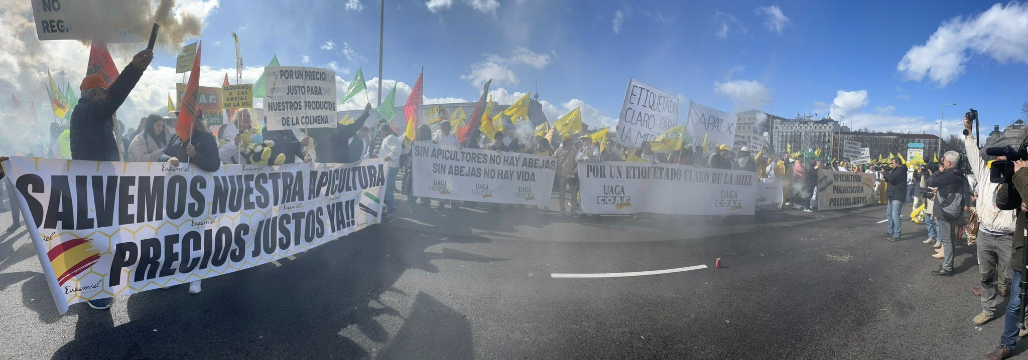 Apicultores extremeños alzan su voz en Madrid ante la situación desastrosa del sector Apicultores extremeños alzan su voz en Madrid ante la situación desastrosa del sector