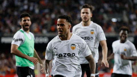 Justin Kluivert celebra su gol en Mestalla ante Osasuna