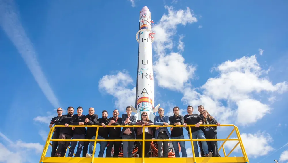 Integrantes de PLD Space junto al cohete Miura 1 en la plataforma de lanzamiento.